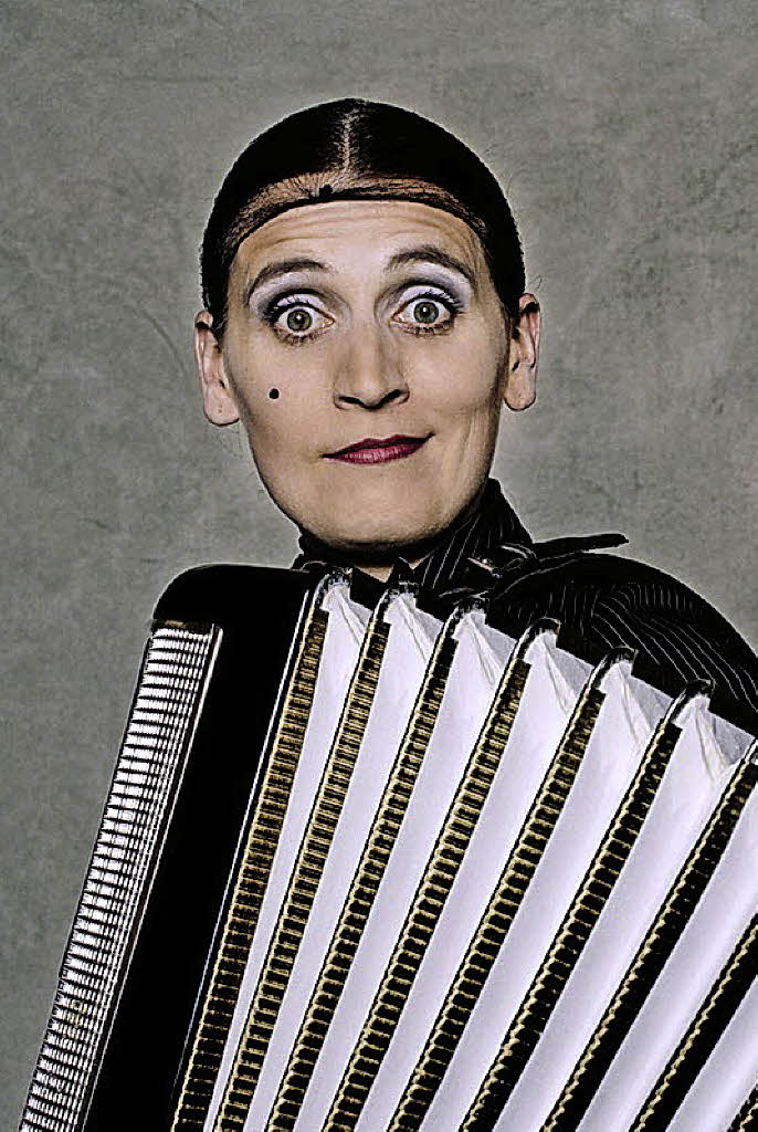 Voll Inbrunst in flachen Schläppchen Theater Badische Zeitung