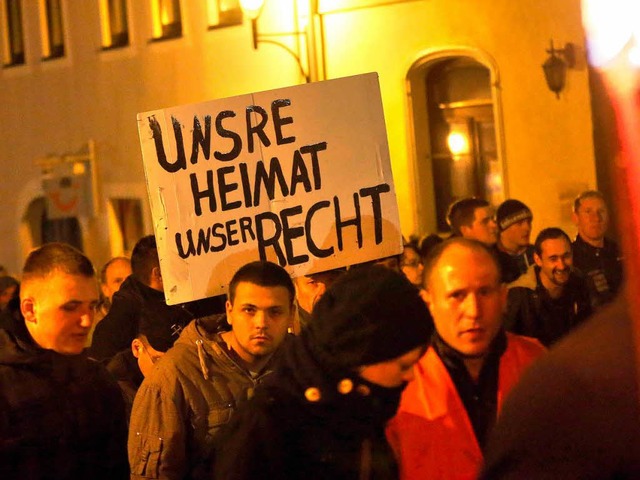NPD-Mitglieder, Sympathisanten und Sch...onstrieren gegen ein Asylbewerberheim. | Foto: dpa NPD-Mitglieder, Sympathisanten und Sch...onstrieren gegen ein Asylbewerberheim. | Foto: dpa