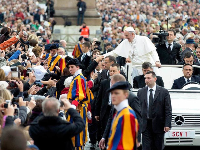 Der Papst sucht gern den direkten Kont...ine Bewacher ist das oft nicht leicht.  | Foto: dpa
