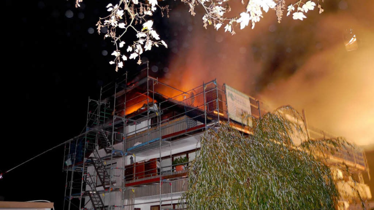 Der Dachstuhl eines Mehrfamilienhauses in Niederrimsingen brannte lichterloh.  | Foto: Patrick Kerber