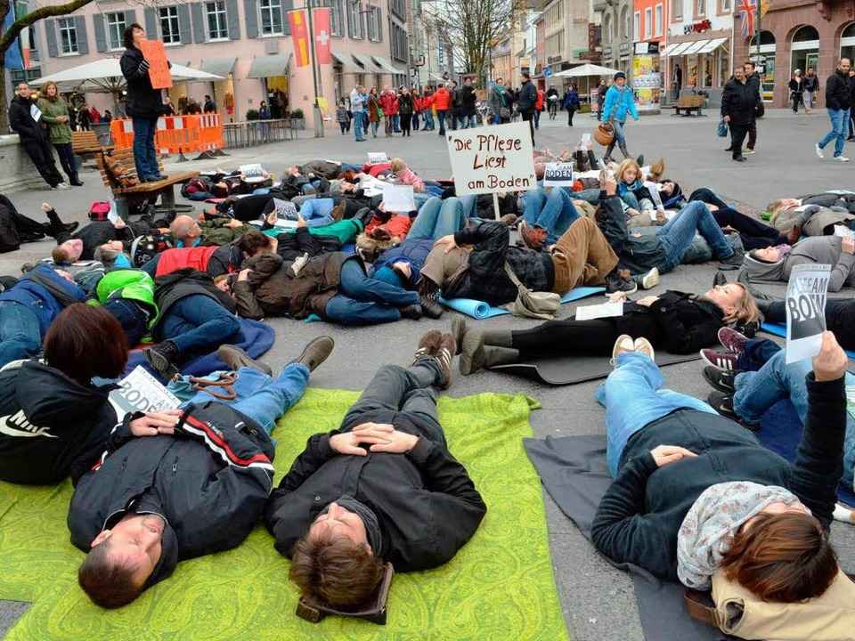 Wie in anderen deutschen St�dten fand ... ein Flashmob der Pflegeberufe statt.   | Foto: Wieschenk�mper