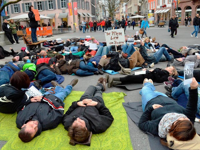 Wie in anderen deutschen Stdten fand ... ein Flashmob der Pflegeberufe statt.   | Foto: Wieschenkmper