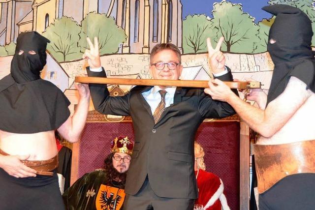 Fotos: Landtagsprsident Wolf vor Breisacher Gauklerpranger