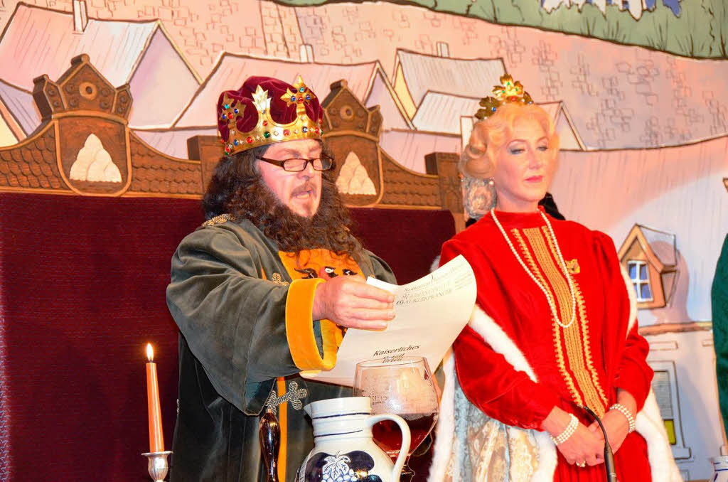Kaiser Rudolf von Habsburg (Hubert Grbling) und seine Gattin verlesen das Urteil.