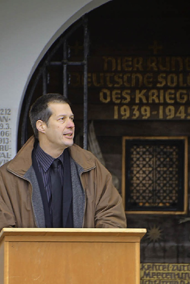 Pfarrer Christian Stahmann bei seiner Ansprache auf dem Emmendinger Friedhof.  | Foto: Marius Alexander