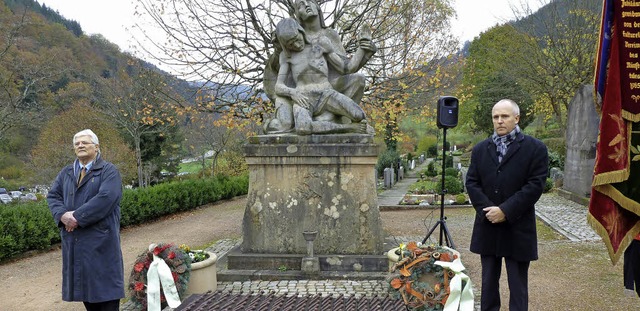 Zum Volkstrauertag in Mnstertal legte...andes, Siegfried Stoll, Krnze nieder.  | Foto: EBerhard GRoss