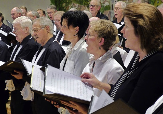 Der Frauen- und der  Mnnerchor von Tonart Nolingen singen gemeinsam.  | Foto: Ingrid Arndt