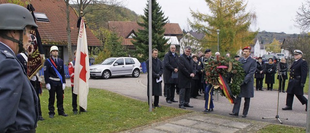 Volkstrauertag in Kenzingen: Zum Geden...alz sowie Feuerwehr, DRK und VdK teil.  | Foto: Ilona Hge