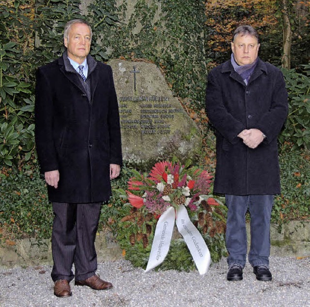 Brgermeister Reinhard Bentler (links)...Heuweiler begleiteten die Gedenkfeier.  | Foto: Andrea Steinhart