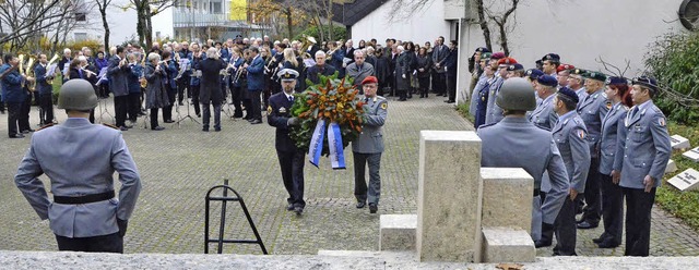 Begleitet von den Klngen der Stadtmus...dem Hauptfriedhof einen Kranz nieder.   | Foto: SENF