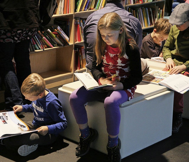 Lesen, lesen, lesen - berall wurde am...e bei der Kinderbuchmesse geschmkert.  | Foto: Katharina Bartsch