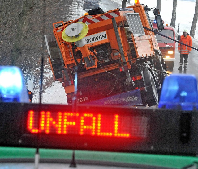 Bisweilen ist der Winterdienst selbst in einen Unfall verwickelt.   | Foto: dpa