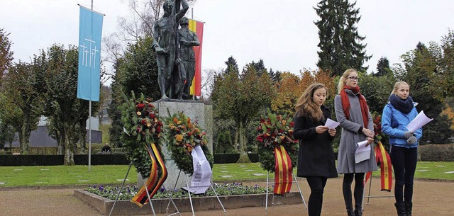 Seit Jahren gestalten Jugendliche den ...rauertag auf dem Hauptfriedhof mit.     | Foto: Antje Gessner