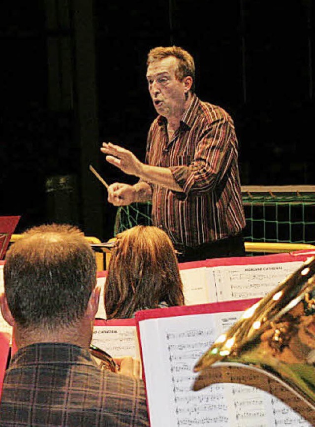 Dirigent Egon Mhlhaupt stimmt die aktiven Musiker auf das Jahreskonzert ein.   | Foto: Birgit Rde