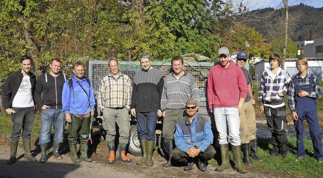 Vorn die Helfer, hinten der mit Mll gefllte Hnger.   | Foto: Verein