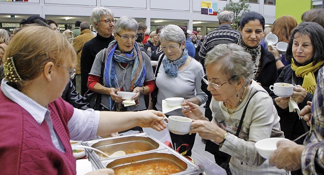 Neugierig auf Suppen aus anderen Regionen: Andrang beim Suppenfest.   | Foto: fotos: heidi fssel
