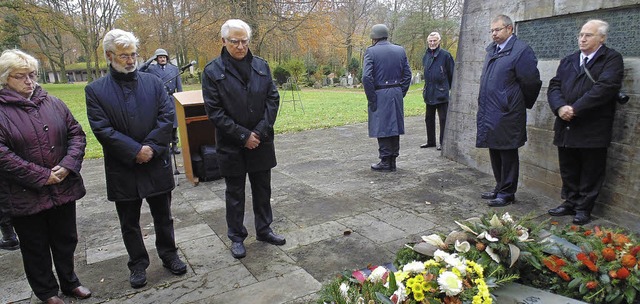 Die Besucher legten Krnze beim Gefallenendenkmal auf dem Waldfriedhof nieder.   | Foto: michael gottstein