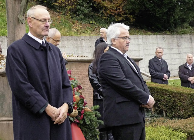 Wolfgang Lais und Thomas Kaiser (von l...Volkstrauertag auf dem Friedhof Zell.   | Foto: Wolfgang Grether