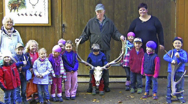 Im Zeller Wildgehege bei Gustav Strohm...tens  Adelsberg Wildschweine fttern.   | Foto: Privat