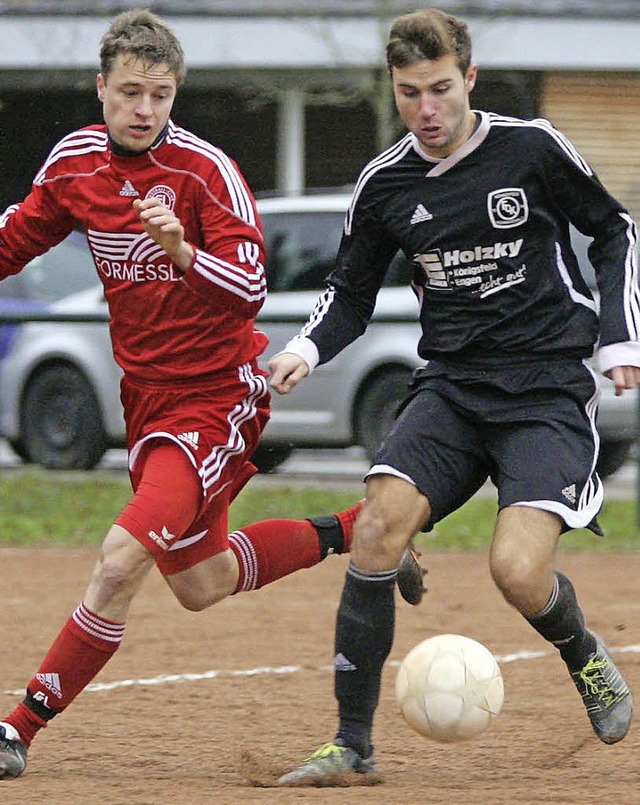 Fabian Kessler (links) vom FC Lffinge... 3:0 erzielte, nicht vom Ball trennen.  | Foto: reinhardt