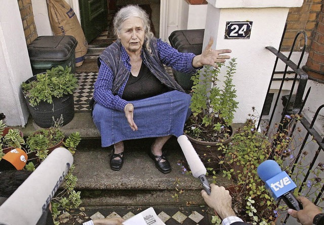 Eine Audienz im Sitzen:  Doris Lessing...rnobelpreises vor ihrem Londoner Haus   | Foto: Afp