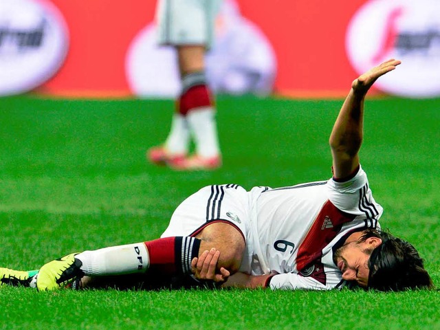 Schwer verletzt: Sami Khedira zog sich...schland (1:1) einen Kreuzbandriss zu.   | Foto: AFP