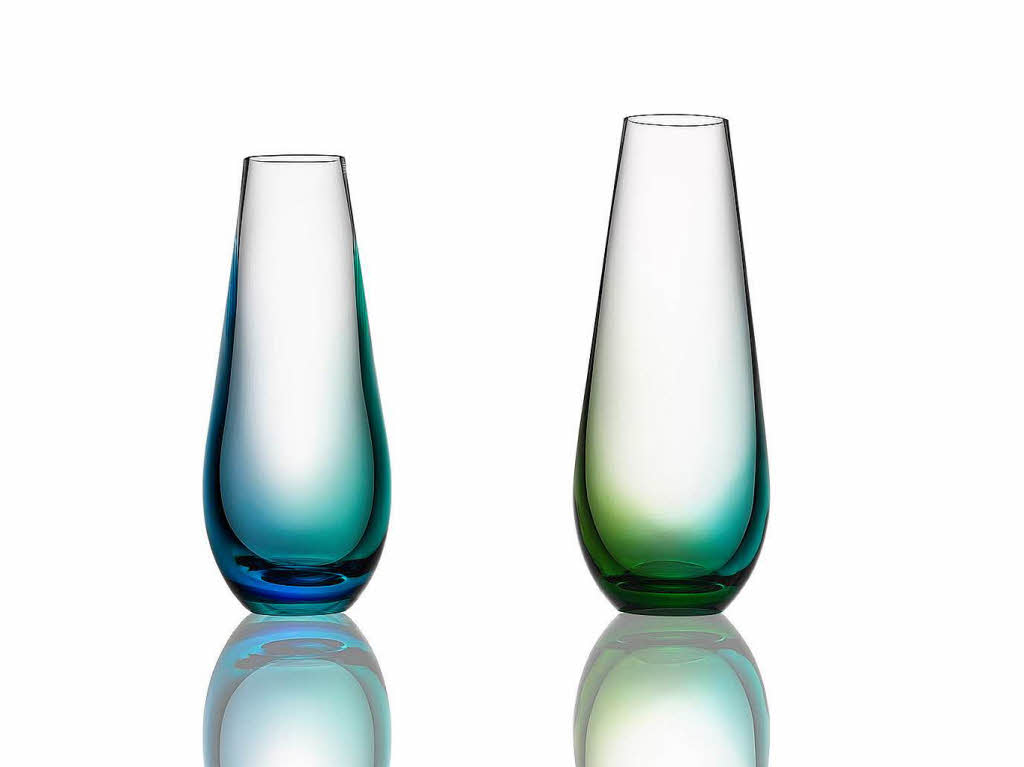 Vorbild Wassertropfen: Die Vase Hope von Designer Orrefor fr Kosta Boda spielt mit den Farbspiegelungen  von Wasser.