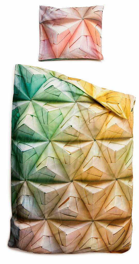 Origami aus Baumwolle: Die Bettwsche Geogami des Designerduos Snurk holt den Regenbogen ins Schlafzimmer.