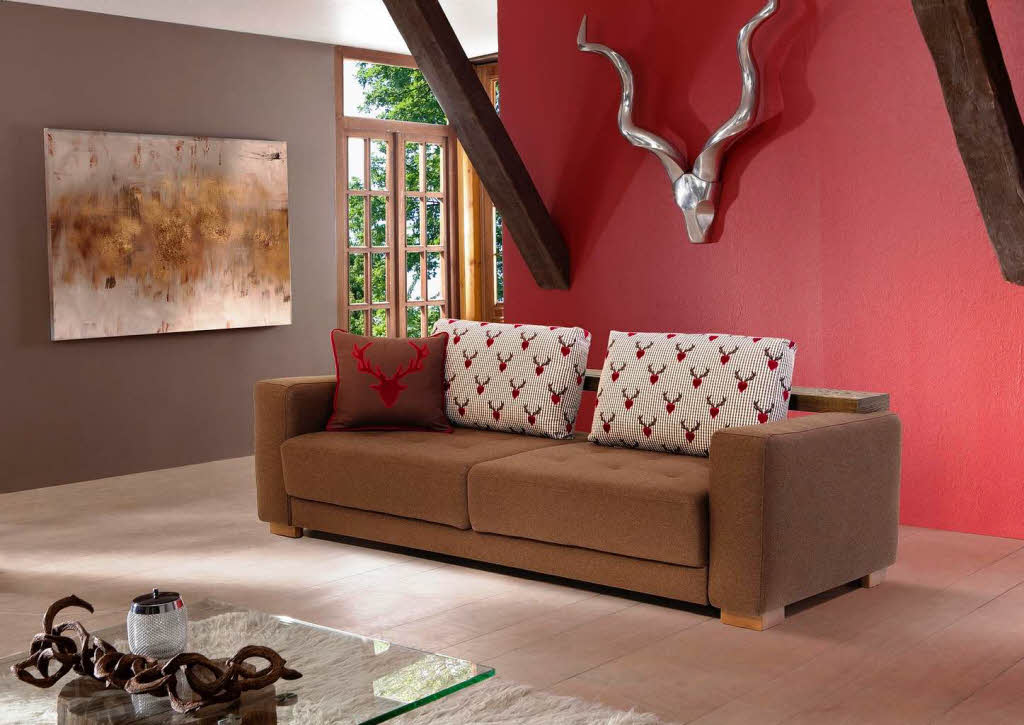 Waidmannsheil: Ob auf dem Sofa oder an der Wand – gehrnte Tiere finden sich stilisiert im Wohnzimmer.