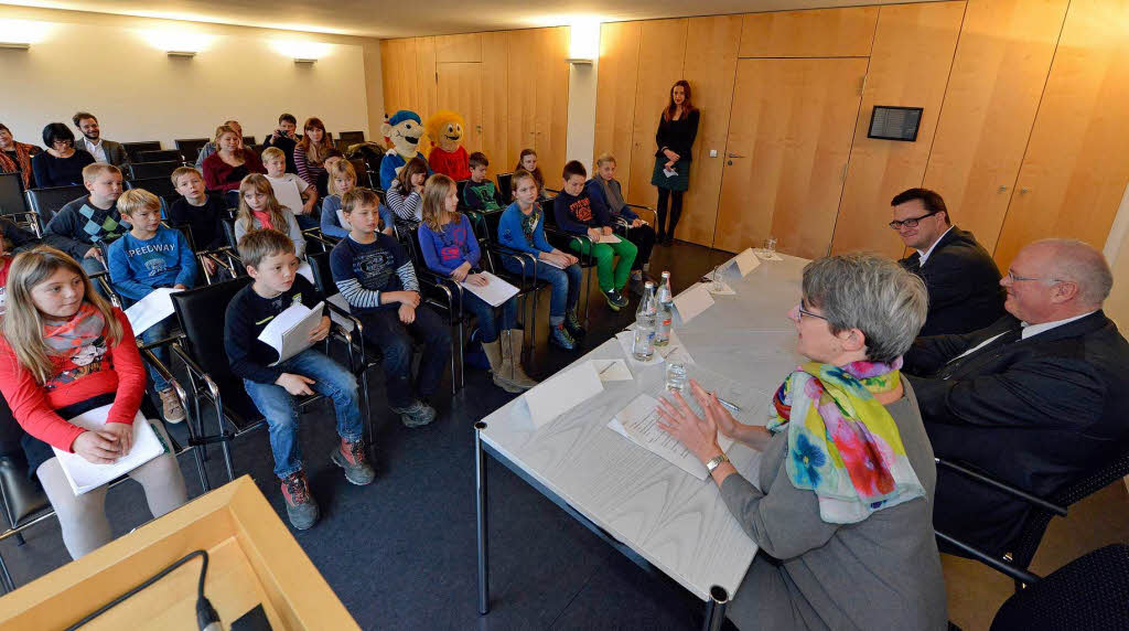 Wie bei einer echten Pressekonferenz. 