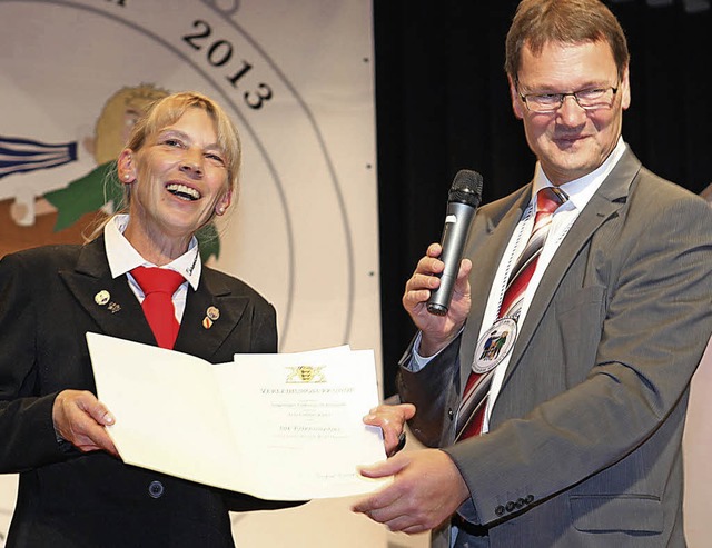 Gaby Kiefer erhielt aus der Hand von A...nnadel des Landes Baden-Wrttemberg.    | Foto: Veranstalter