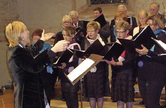 Begeisterte beim Jahreskonzert: Die Ch... Leitung von Beata Veres-Nonnenmacher.  | Foto: Bianca Flier