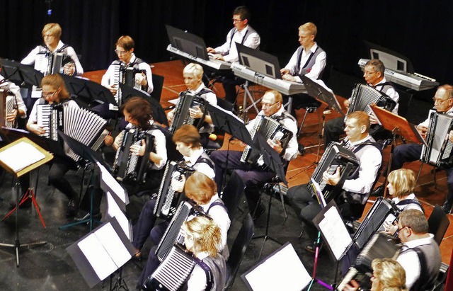 Anspruchsvolles, Geflliges und Mitrei...eim Handharmonika-Spielring zu hren.   | Foto: Karla Scherer