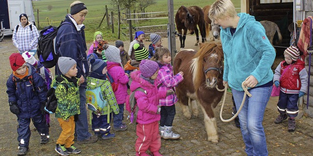 Viel zu sehen und zu streicheln gab es...tall holte, war die Begeisterung gro.  | Foto: Christa Maier