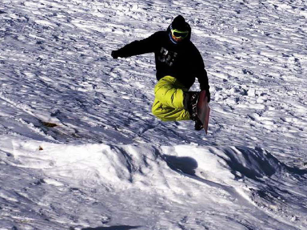 Mit dem ersten Schnee haben sich ein paar Snowboarder am Feldberg gleich eine kleine Schanze gebaut.