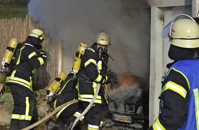 Die 46 Feuerwehrleute aus  Lenzkirch  hatten das Feuer schnell unter Kontrolle.   | Foto: Kamera 24