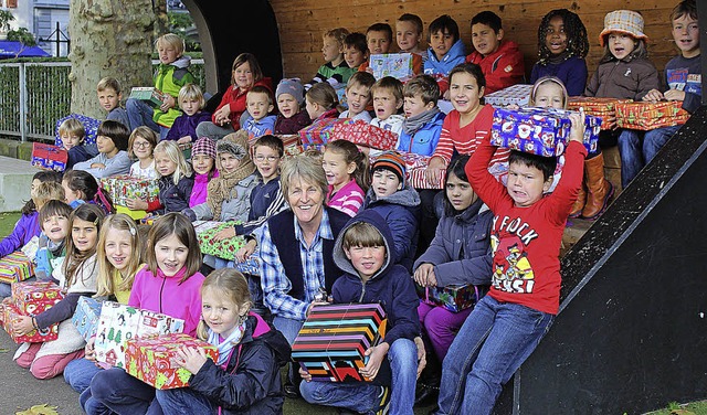 Die Kinder der Hebelschule beteiligen ...22;Weihnachten im Schuhkarton&#8220;.   | Foto: Antje Gessner