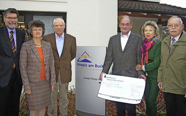 Bei der Scheck-bergabe: Walter und An...Kassier des Frdervereins (von links).  | Foto: Johanna Hgg