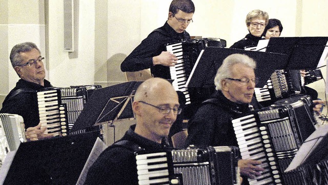 Das Akkordeonorchester Lrrach beim Konzert mit dem Harmonika-Club Haltingen   | Foto: Maja Tolsdorf
