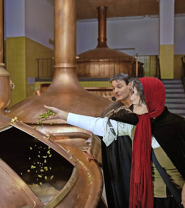 Hexe Gundula und Bruder Albertus zanke...r Brauerei Ganter ber die Braukunst.   | Foto: Privat