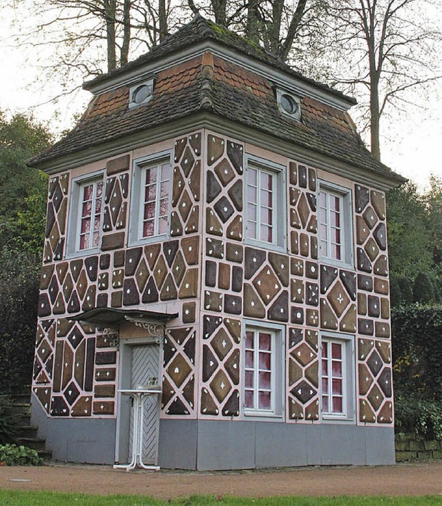 Optischer Vorbote des Weihnachtsmarkte...n ist schon zum Knusperhaus dekoriert.  | Foto: E. Sieberts