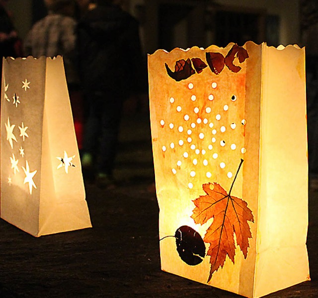 Hunderte Lichtertten, die es zu kaufe... leuchten beim Schnauer Lichterfest.   | Foto: Anja Bertsch
