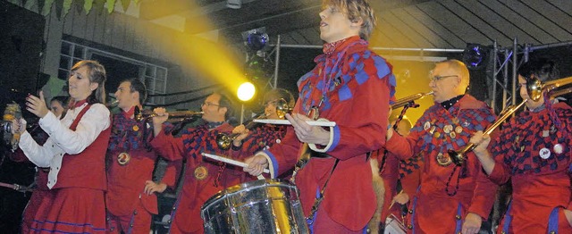 Todtnauer Zundelmacher mit Tambourmajo...as Haller und Zundelmariili Hanna Dorn  | Foto: Karin Maier