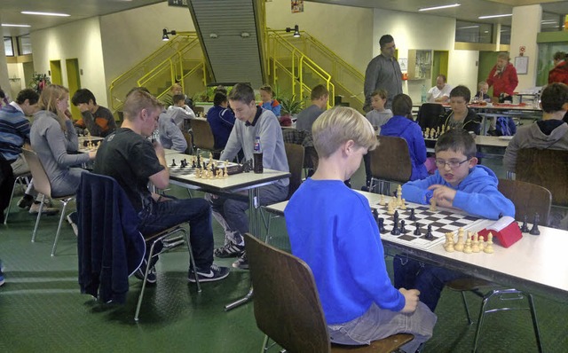 Spannende Zge gab es fr die Jugendli...vom Schachclub Simonswald  in Aktion.   | Foto: horst dauenhauer