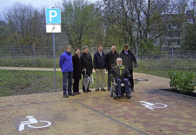 Zustzliche Parkpltze fr Rollstuhlfa...kt zum Bahnsteig der Breisgau-S-Bahn.   | Foto: Sylvia Timm