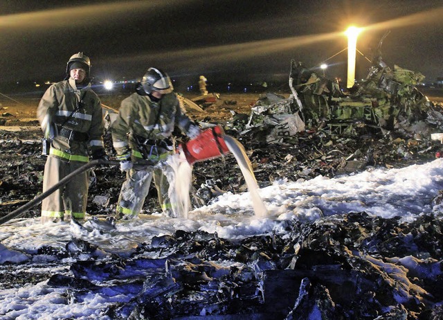 Nur noch ein Trmmerhaufen: die abgestrzte Boeing   | Foto: AFP