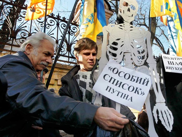 Ukrainische Nationalisten fordern in K...r das Assoziierungsabkommen freizumac  | Foto: dpa