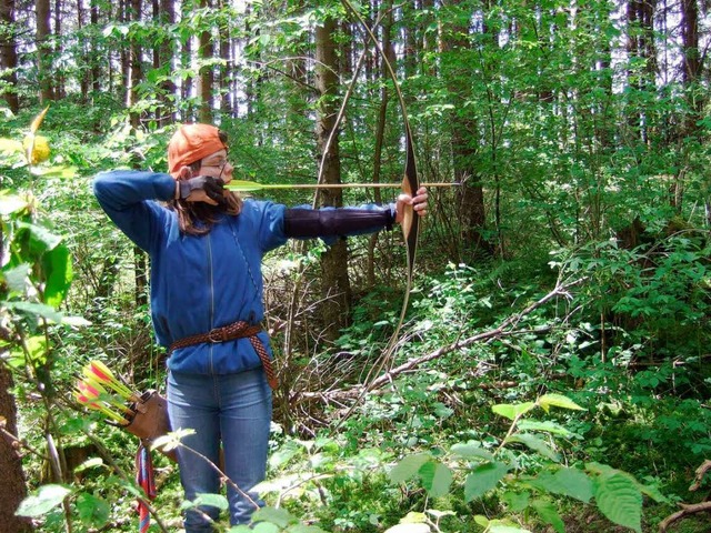 Hanah Vgele in ihrem Element: Am lieb...sslerin mit ihrem Langbogen im Wald.   | Foto: Vgele