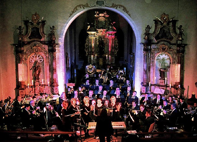 Mit einem grandiosen Konzert in der Ki... Dirigent Helmut Fischer aus Nordweil.  | Foto: Reiner Merz