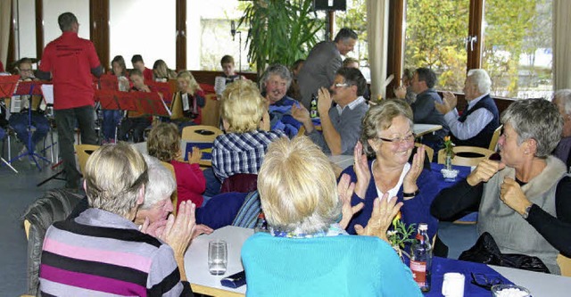 Die Jugendgruppe der Trachtenakkordeon...es Altenwerks fr beste Unterhaltung.   | Foto: Hans-Jochen Kpper